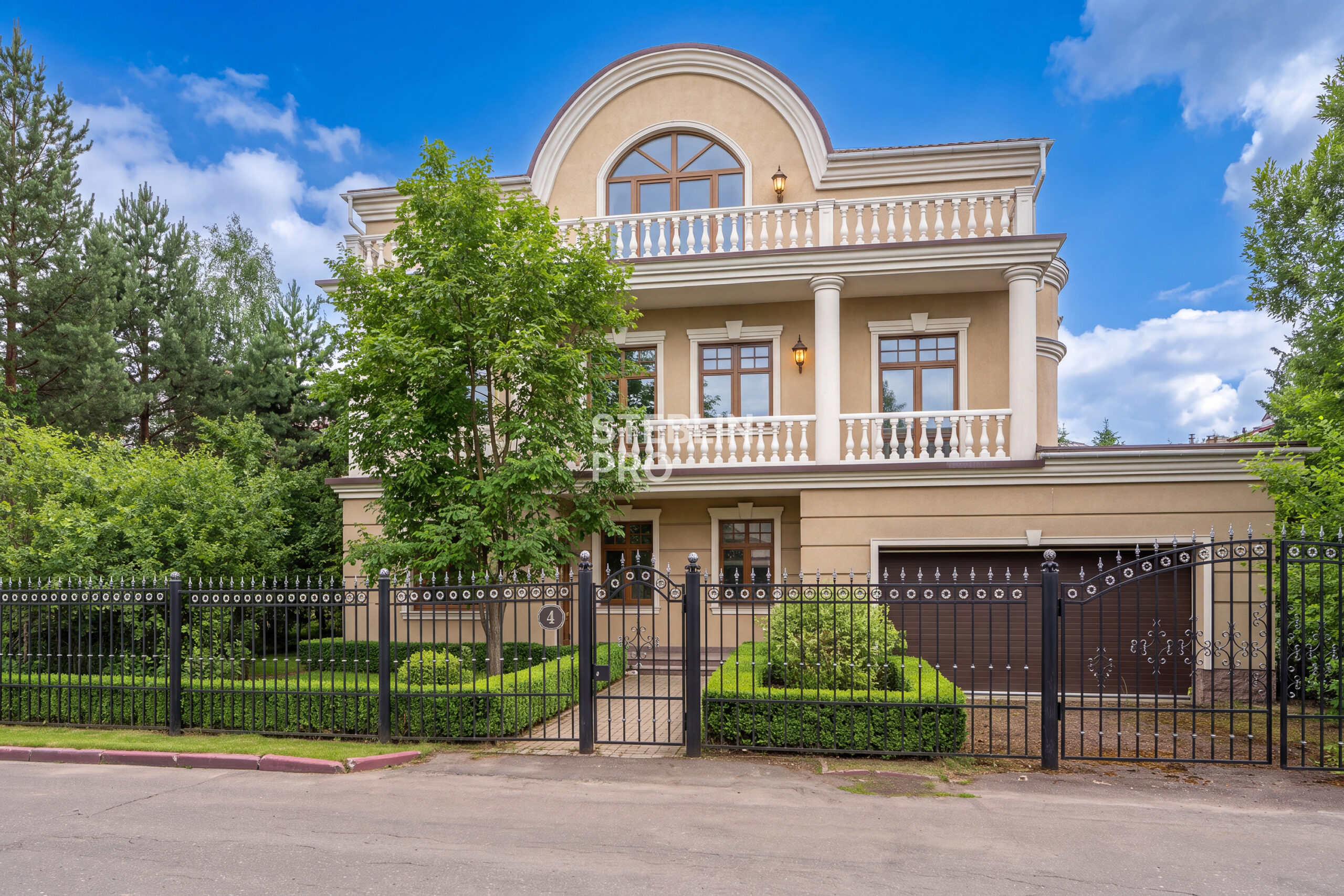 Премиальный дом в стиле русской усадьбы в элитном коттеджном поселке "Новахово"